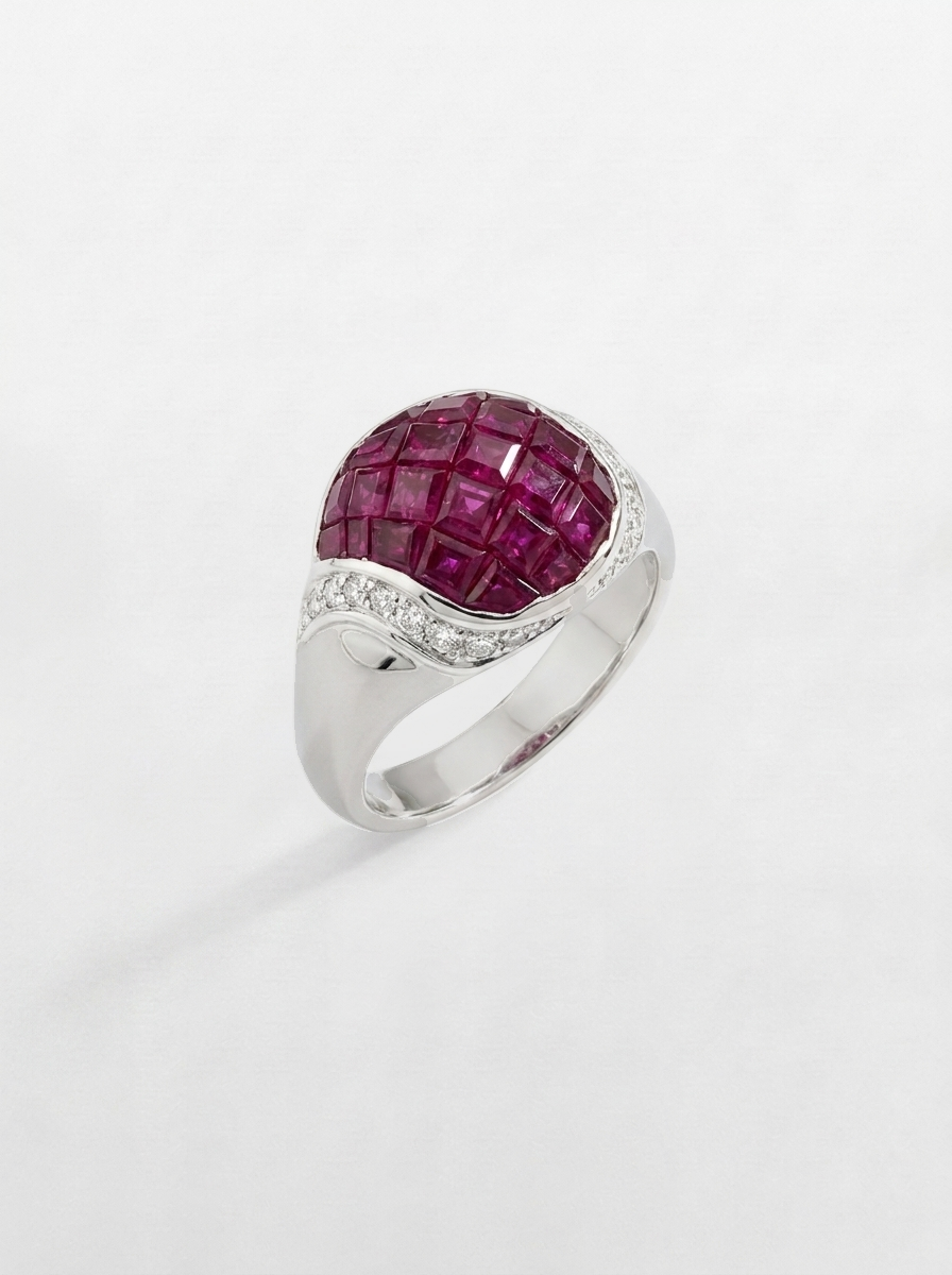 Anello con Pietra Orientale e Diamanti
